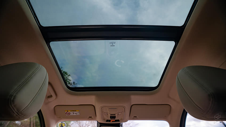 Ora Good Cat  panaromic sunroof